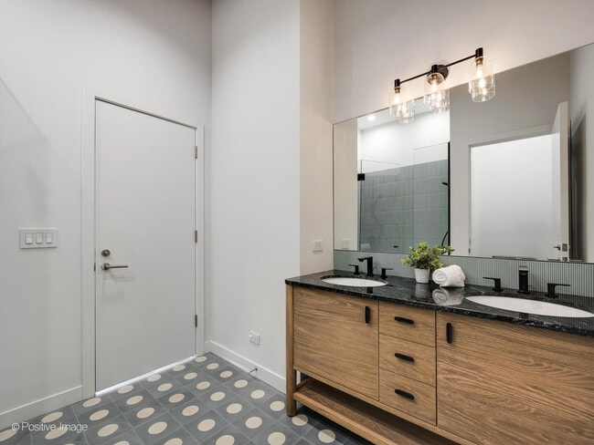 Building Photo - 312 N May St