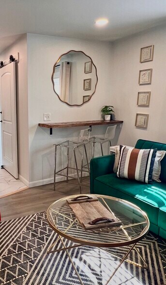 Building Photo - 10 Glass St