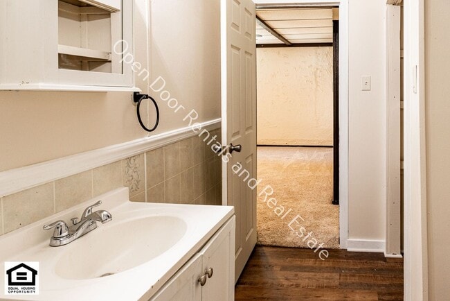 Building Photo - 460 S Elm St