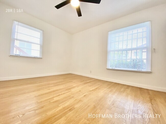 Building Photo - 902 Alandele Ave