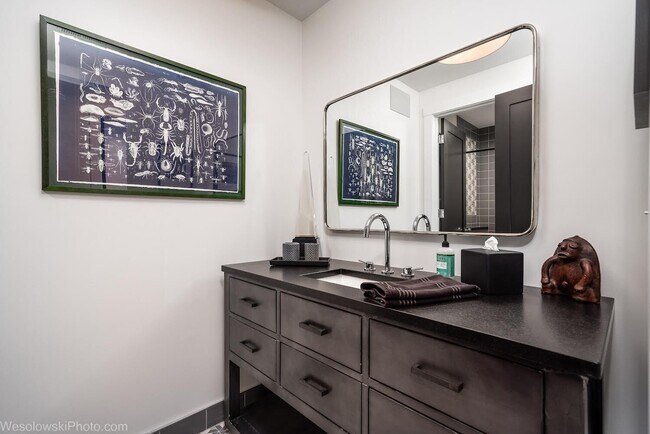 Building Photo - 2041 W Cuyler Ave