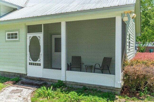 Building Photo - A spacious four bedroom, two and a half bathroom home located in the heart of the DeFuniak Spring...