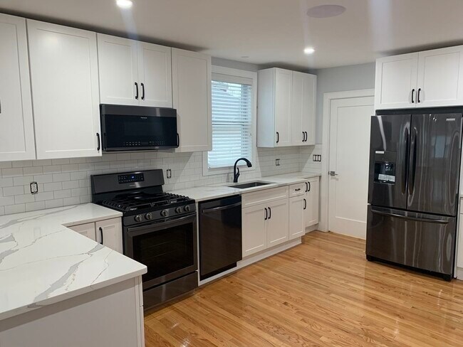 Building Photo - 115 Shore Dr