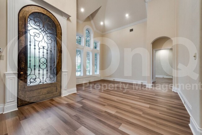 Building Photo - 5224 Longvue Dr