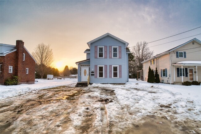 Building Photo - 1702 Lake St