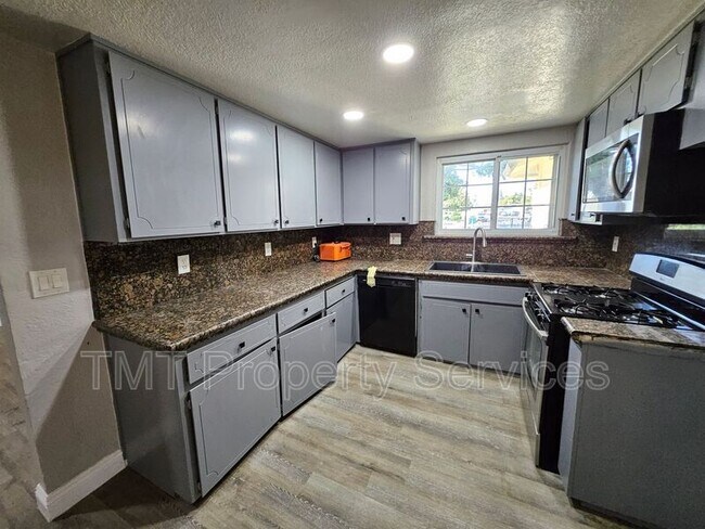 Building Photo - 760 Castle Oaks Dr