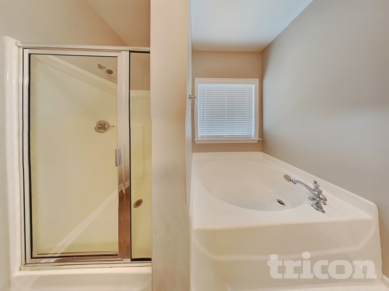 Building Photo - 2104 Bradbury Ct