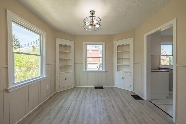 Building Photo - 6510 Hedge Ave