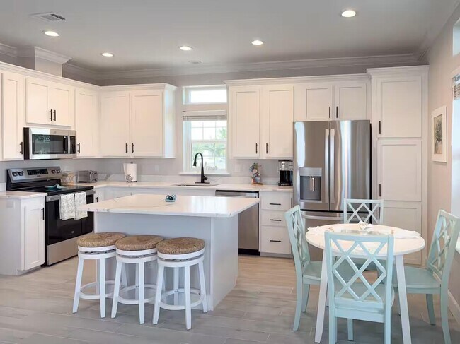 Building Photo - 453 NE Indian River Dr