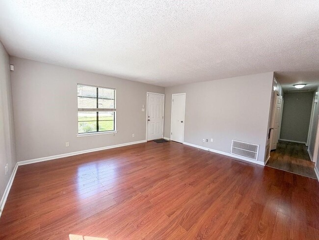 Building Photo - 817 Timbers Dr