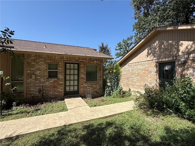 Building Photo - 6015 Los Robles Dr