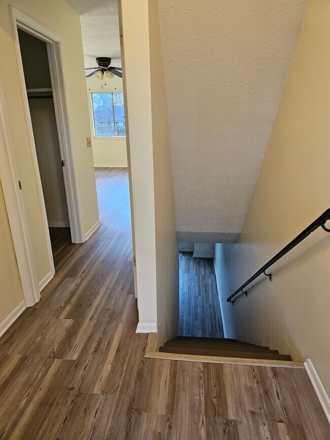 Building Photo - Townhome