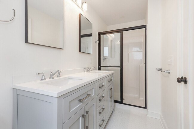 Building Photo - Four bedrooms/2.5 Baths Newly Remodeled Bay Village Home!