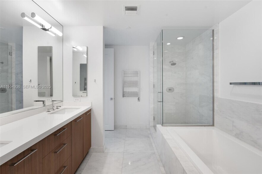 Building Photo - 1425 Brickell Ave