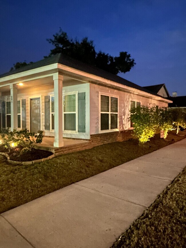 Building Photo - 801 E Gonzalez St