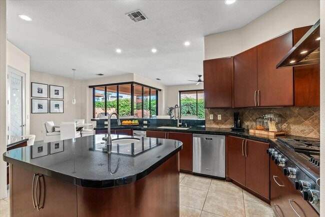 Building Photo - 50380 Vía Serenidad