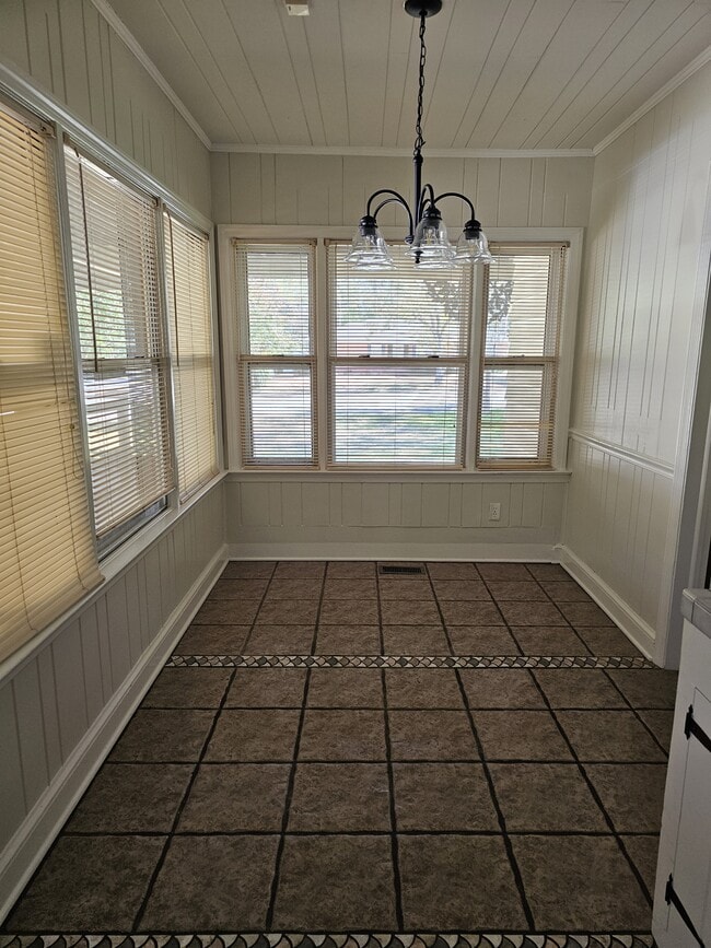 Building Photo - 1222 N Ridge Ave