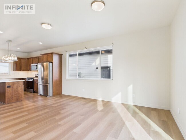 Building Photo - 3 Bedroom plus office space - Modern Comfo...