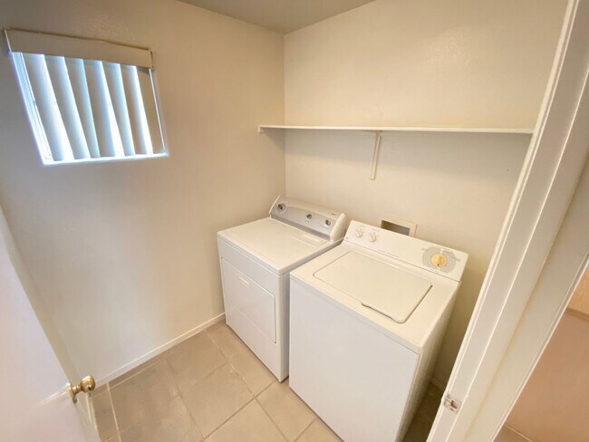 Building Photo - Charming 2 Bed/3Bath/2 Car Garage, Townhom...