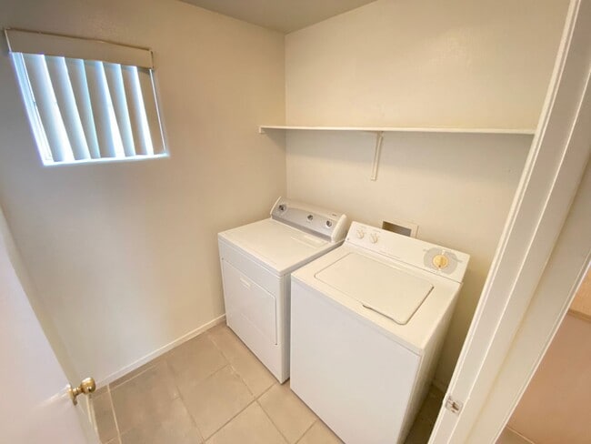 Building Photo - Charming 2Bed/3Bath/w/Garage, Home located in Summerlin