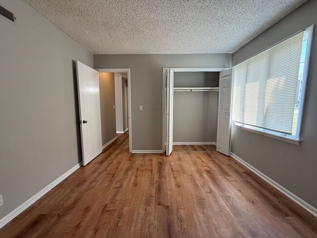 Building Photo - Fabulous Renovation!! Hermitage 1 Level Co...