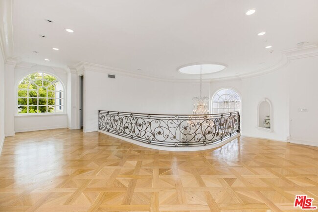 Building Photo - 709 N Maple Dr