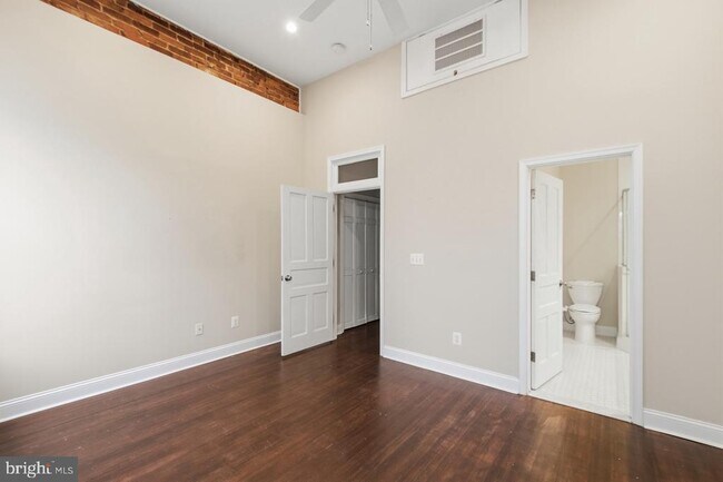 Building Photo - 620 9th St NE