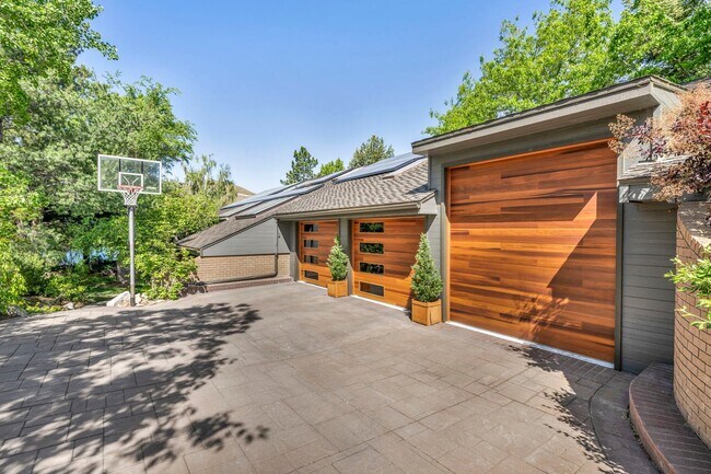 Building Photo - LAKEFRONT LUXURY ON LAKE STANLEY | FULLY FURNISHED + UTILITIES INCLUDED IN GUARDED LAKERIDGE SHORES