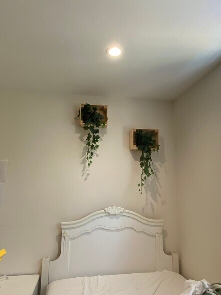 Building Photo - 611 S Griffith Park Dr