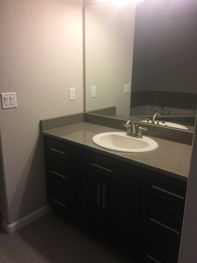 Building Photo - BEAUTIFUL 2 BEDROOM 2 BATHROOM TOWNHOUSE IN THE POINTE