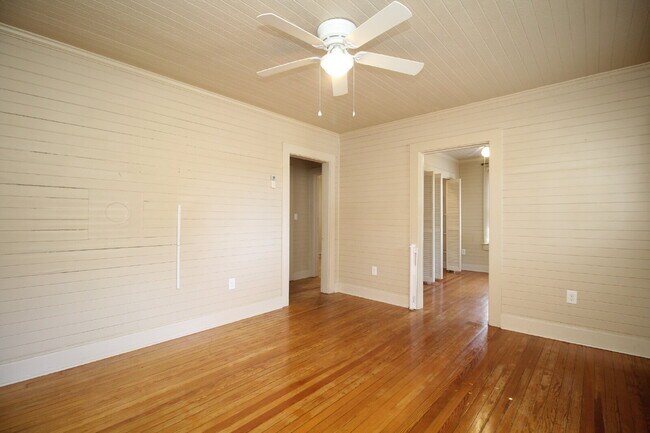 Building Photo - East Pensacola Heights 2BR Cottage Near Downtown with Heart-Pine Floors, Updated Kitchen & Rear A...