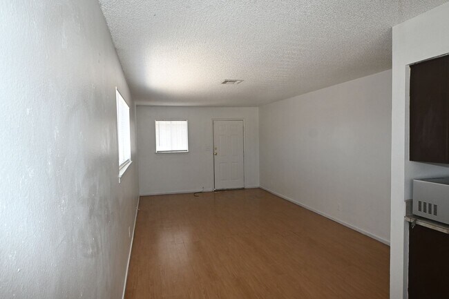 Building Photo - 2 Bedroom Apt- Downtown -  NO PETS