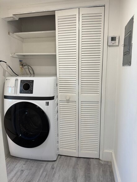 Building Photo - 2250 Bay Dr