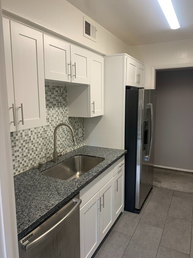 Building Photo - Lovely 2-Bedroom Apartment in Sharon Heights