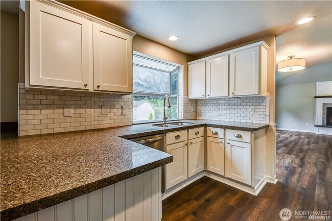 Building Photo - 3bd/2.5ba Renton Home