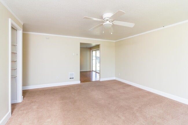Building Photo - 3 bedroom 2 Bath Single Level on Large Lot