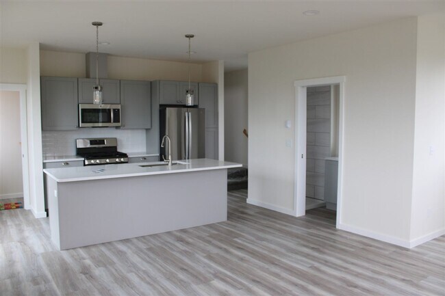 Building Photo - 2 bedroom 2 bathroom Brand New Triplex!