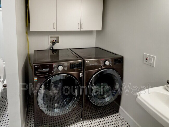 Building Photo - 2323 Bryan Ave