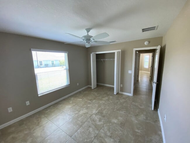 Building Photo - Beautiful Unfurnished 3 bed, 2 bath ANNUAL...