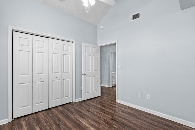 Building Photo - 570 Lory Ln