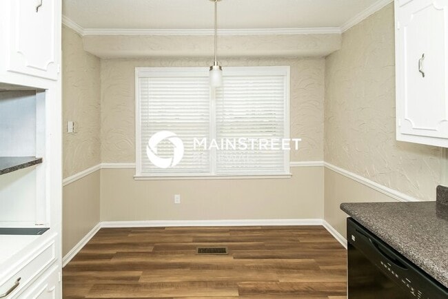 Building Photo - 3 Bedroom Pet-Friendly Home in Birmingham, AL with Main Street Renewal