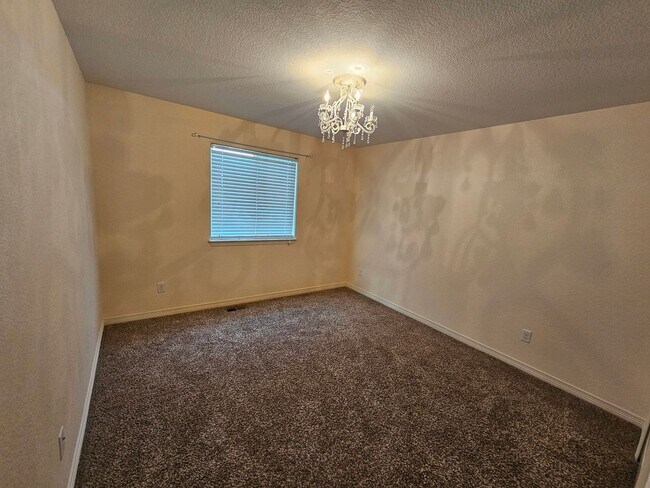 Building Photo - 4 Bed 3 Bath in Lorson Ranch!!