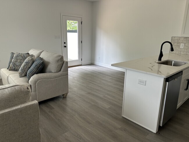 Building Photo - 101 Independence Ln