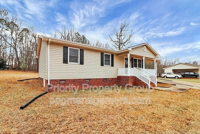 Building Photo - 225 Pineland Ave