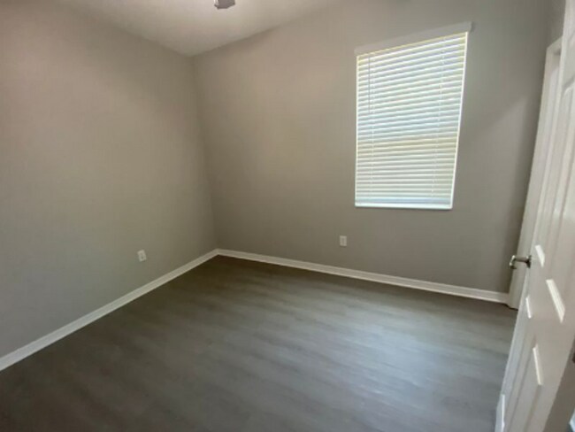 Building Photo - 3 Bedroom 2 Bath Villa in Oak Tree Pointe for RENT!