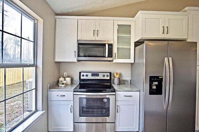 Building Photo - Charming 4-Bedroom Home in Panama City with 2 Full Bathrooms and 1325 Sq Ft."