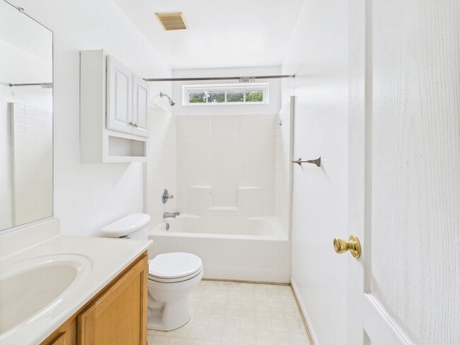 Building Photo - Stunning 4-Bedroom, 2.5-Bathroom Home in t...