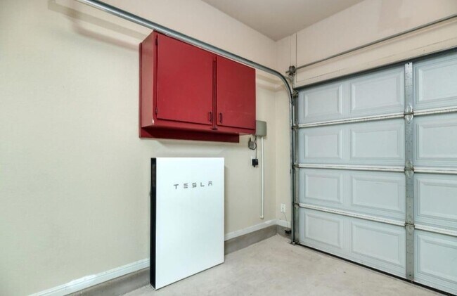 Building Photo - 219 Tulip Trail Bend