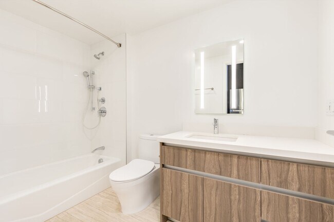 Building Photo - Urban Living w/Amenities - Studio w/1ba/1pkg PETS NEGOTIABLE!