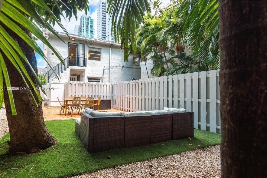 Primary Photo - 426 NE 26th St